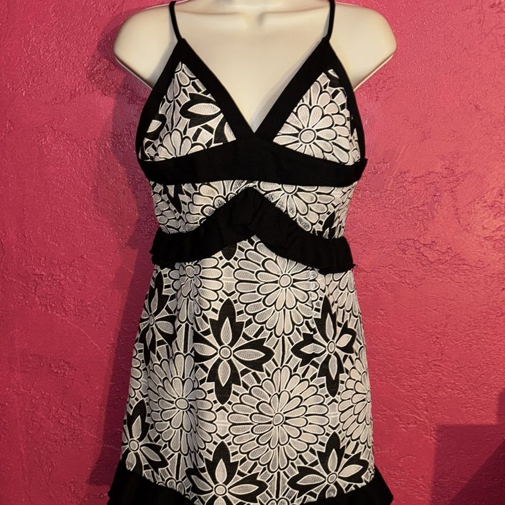 Gianni Bini Black and White party Dress. Sz medium